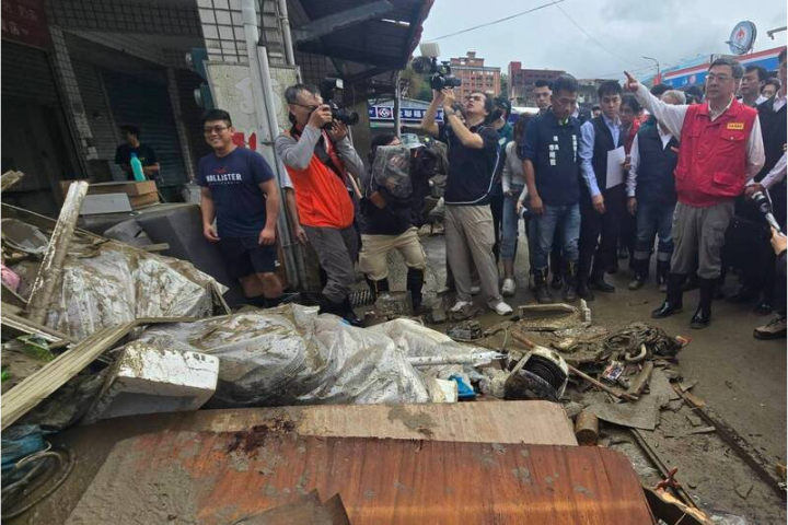 泡水車慘遭國軍AAV輾壓　卓揆：我和顧立雄一人賠一台