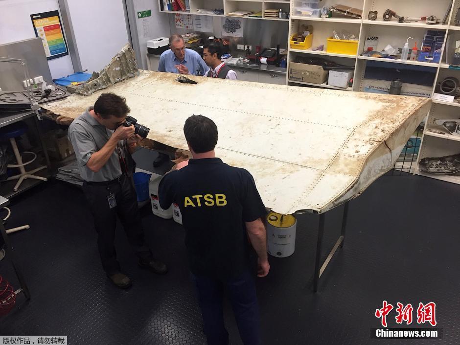 圖為2016年澳洲對疑似MH370殘骸進行鑑定。圖/取自中新社