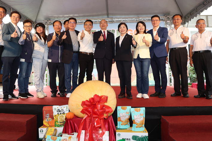 立法院長韓國瑜6日（中）出席「滬尾南瓜好食」行銷記者會，並在致詞時要民進黨適可而止。圖/中央社