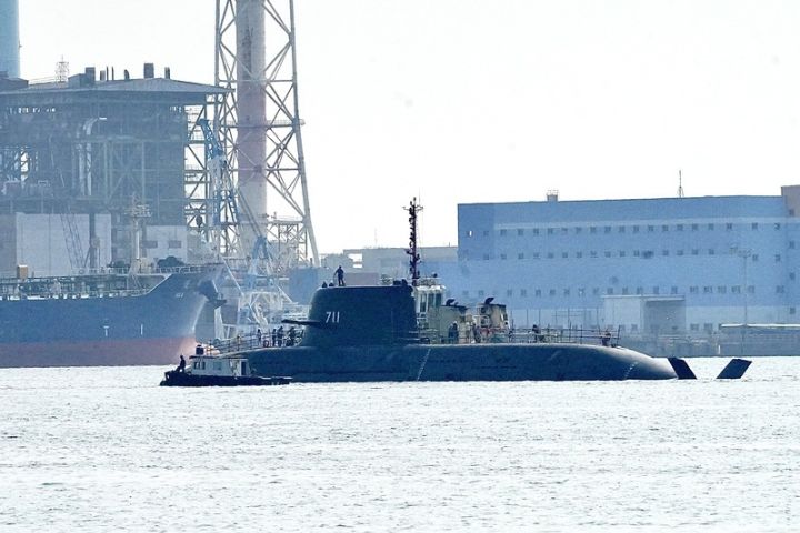 潛艦國造原型艦「海鯤號」目前正在海上測試（SAT）階段，21日下午再度在高雄港內現身。圖/中央社