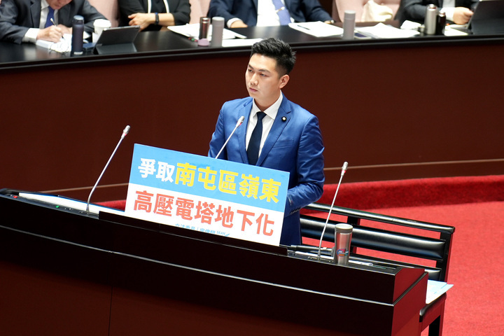 廖偉翔質詢指政府越打詐件數越多，又有極少數不肖公務員參與其中，行政院須要求官員潔身自愛。圖/廖偉翔辦公室提供