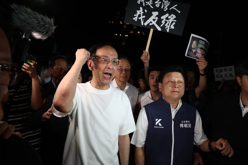 國民黨主席朱立倫（左）號召黨公職及支持者到北檢外抗議。圖/中央社
