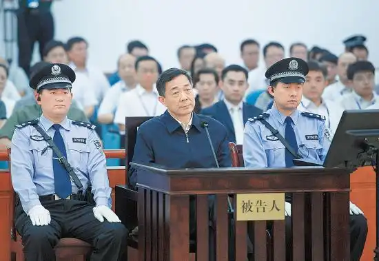 圖為原重慶市委書記薄熙來(中)2013年8月開庭審訊時。圖/取自人民網
