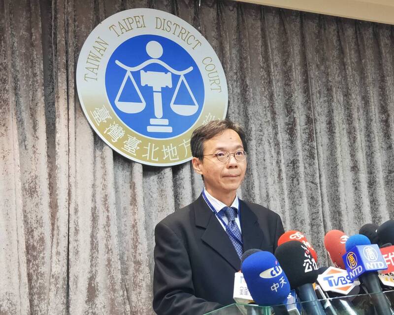新竹市長高虹安被控於立委任內詐領助理費，台北地方法院26日依貪污治罪條例利用職務機會詐取財物罪判高虹安7年4月徒刑。圖為台北地院行政庭長黃柄縉說明判決理由。圖/中央社
