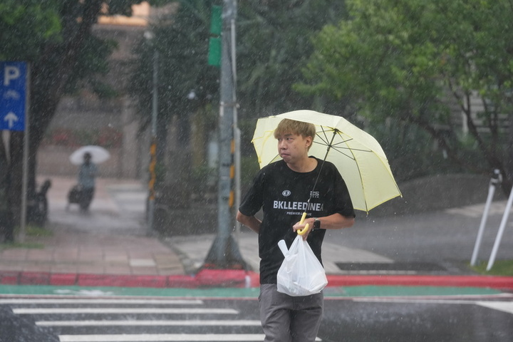 西南風增強中南部局部大雨　南部周六防豪雨
