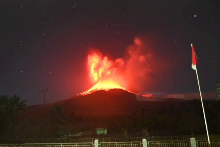 太平洋火環帶不安定！印尼東部火山噴發　加州罕見連續地震