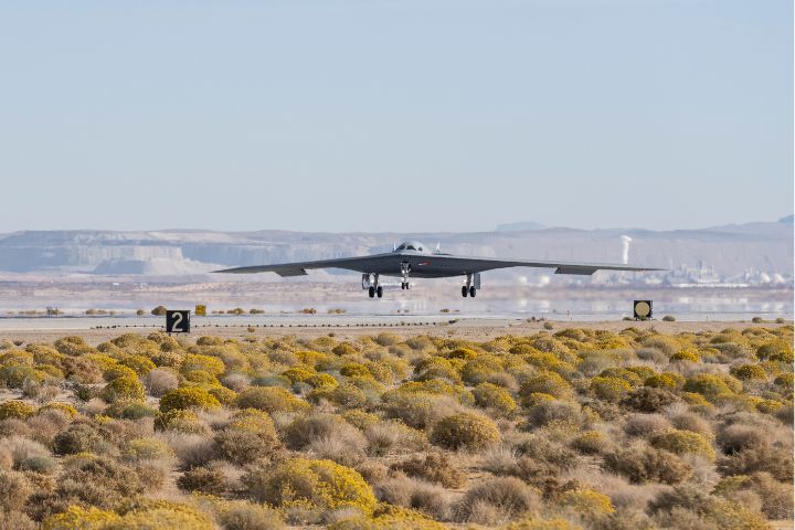 B-21「突襲者」未來將逐步取代美軍現役B-1「槍騎兵」與B-2「幽靈」戰略轟炸機，成為美國空軍長程打擊主力。圖/取自美國空軍網