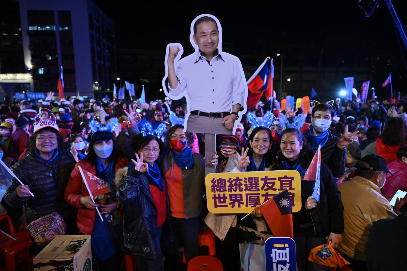 民眾與自製的侯友宜人形立牌合影。圖/讀者提供