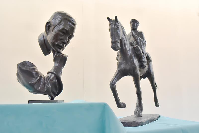 蒲添生雕塑紀念館捐贈兩件珍貴雕塑作品《沉思者》（左）、《三藏取經》供華梵大學典藏。圖/華梵大學提供
