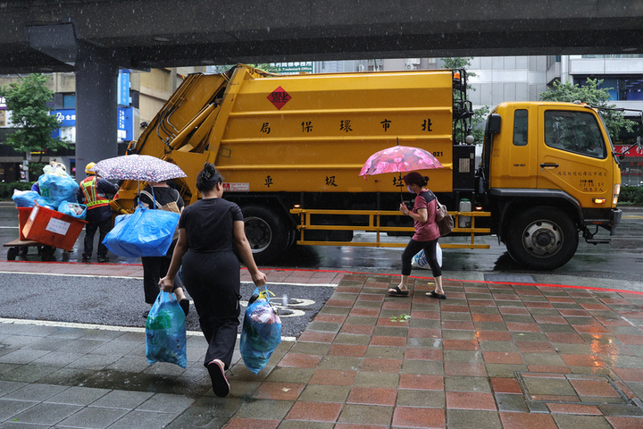 各地水氣多山區西半部防大雨　台東留意焚風發生