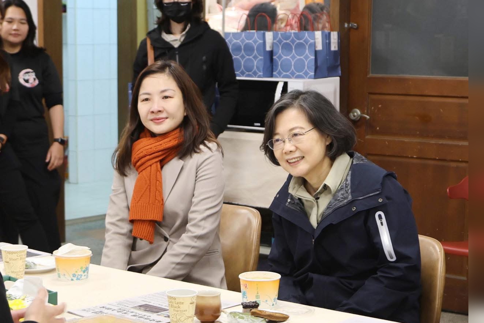 重出江湖助選？蔡英文攜手綠營苗栗縣長提名人爬山