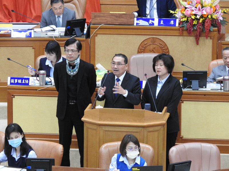 新北市市長侯友宜（中）表示，目前新北經發局已與輝達聯繫，積極爭取設計中心落腳新北。圖/中央社