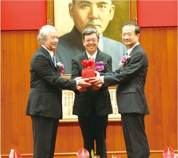 司法院院長許宗力 ( 右 ) 當年在當大法官時，反對防衛性民主適用於言論自由。圖/取自司法院官網
