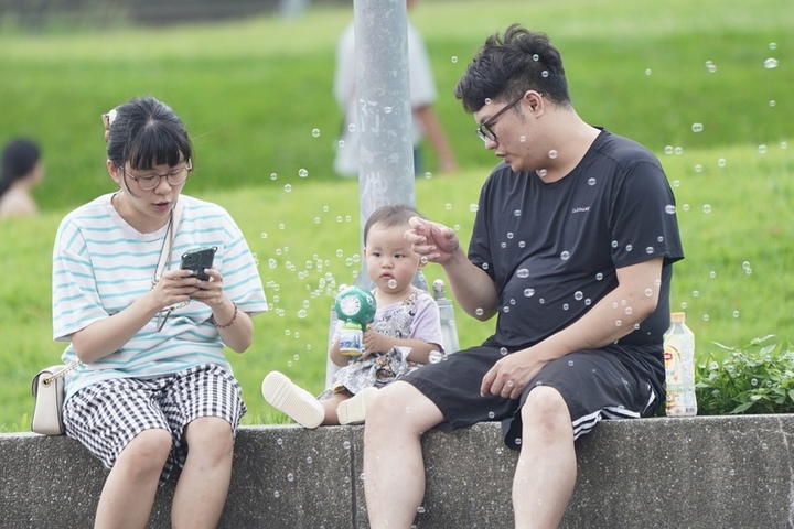 今天各地氣溫悶熱，外出請小心高溫。圖/取自中央社