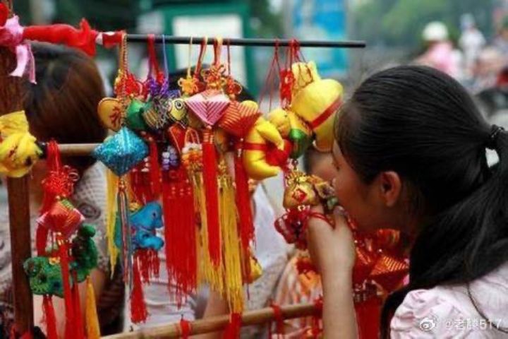 佩戴香包在古代不僅是驅瘟避邪的象徵，也是一種傳統中醫「芳香療法」的應用。圖/取自老滕517微博