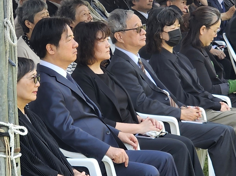 鄭南榕基金會7日在金寶山鄭南榕自由之翼紀念墓園舉辦鄭南榕殉道36週年追思紀念會，總統賴清德（前左2）、文化部長李遠（前左4）與鄭南榕遺孀葉菊蘭（前左1）等出席。圖/中央社