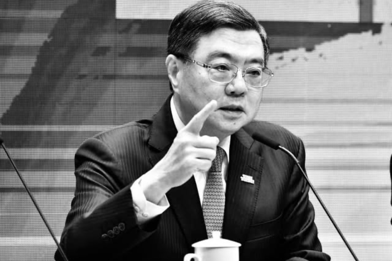 網驚！卓榮泰突貼出黑白照：我必將善盡「民主憲政守門人」職責