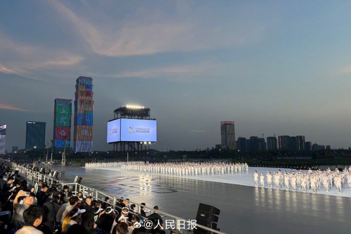 成都世運會主視覺燈光秀，市民在戶外空間搭帳觀賽、在草坪上為選手加油。圖/取自人民日報微博