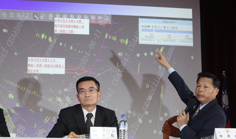 一艘大陸快艇日前直闖台灣淡水河漁人碼頭，海巡署11日舉行記者會說明。 圖/中央社