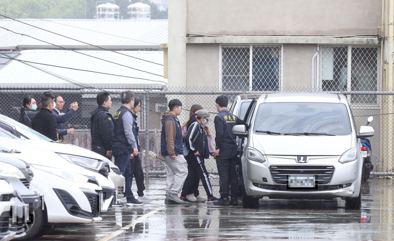 陸配「小微」因發布影片涉鼓吹武統言論，遭移民署廢止居留許可，小微未依限出境，移民署表示，決議強制出境。圖為小微（戴帽者）1日在移民署新北專勤隊陪同下上車。 （台北市攝影記者聯誼會提供）圖／中央社