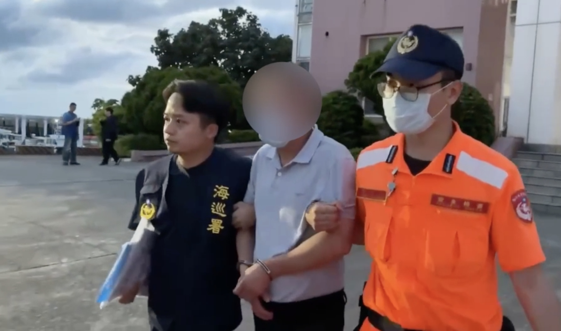 陸男完成筆錄製作後，由檢察官裁定收容和持續偵辦中。圖/海巡署提供