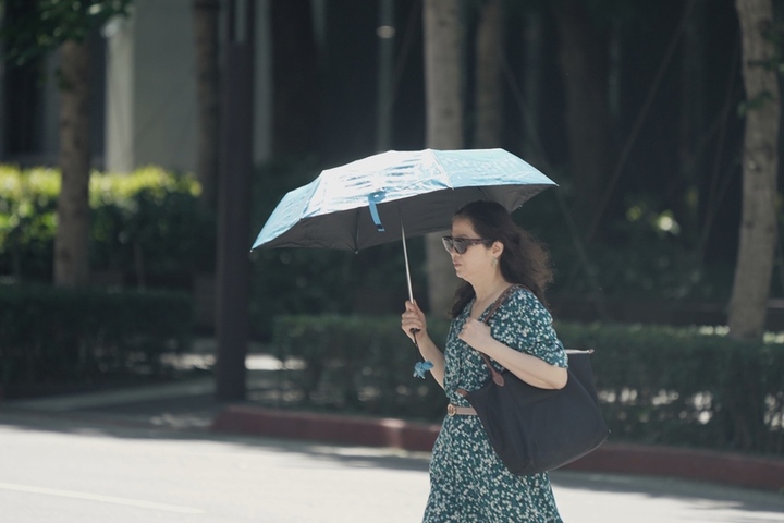 鋒面接近中部以北降雨增加　周末各地有雨高溫略降