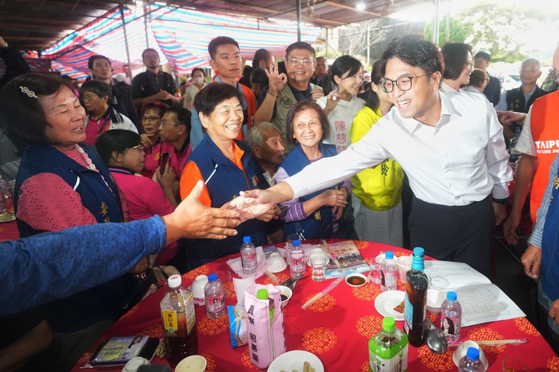 民進黨台北市長參選人沈伯洋(前右)28日出席在士林區平等合誠宮舉辦的台灣開漳聖王廟團聯誼大會,向與會人士握手致意。圖/中央社