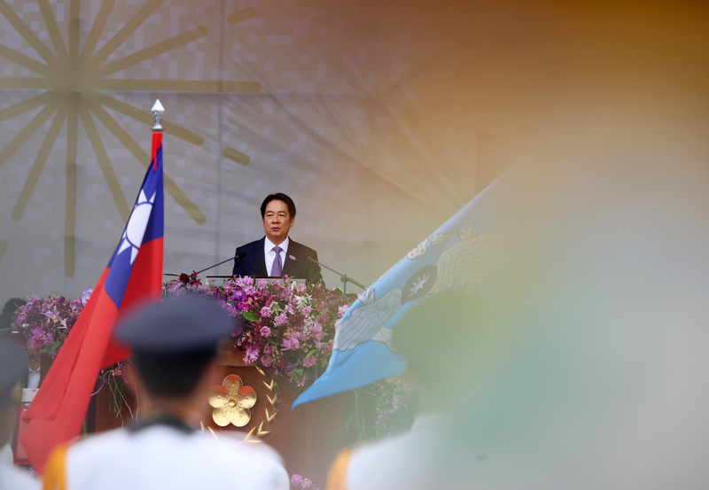 總統賴清德10日發表任內首次國慶演說，8次提到中華民國，卻閃避高聲唱國歌。圖/中央社