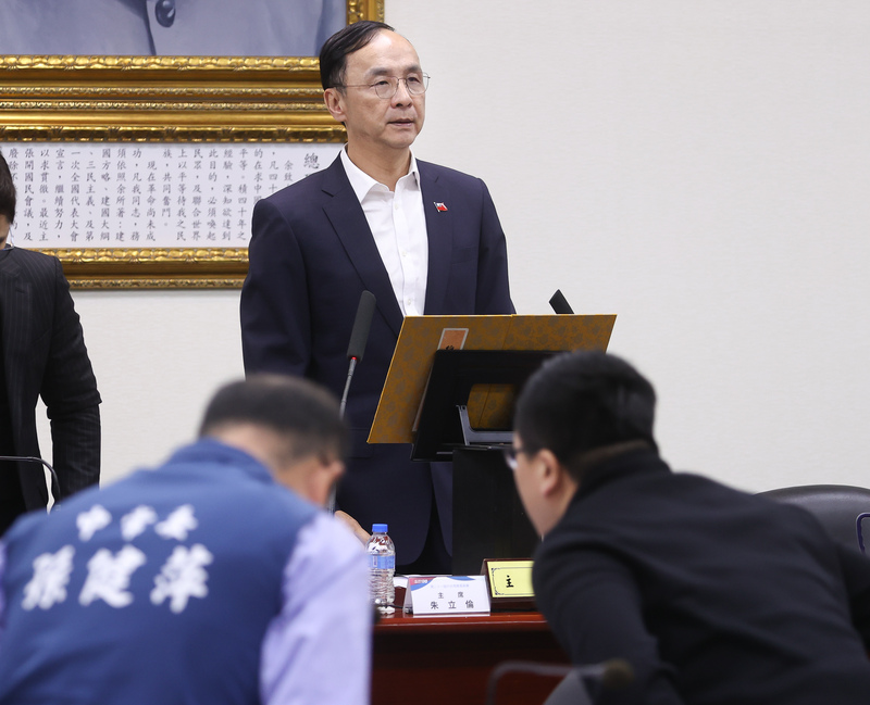 國民黨中常會2日下午在中央黨部舉行，黨主席朱立倫（後中）出席並主持會議。圖/中央社