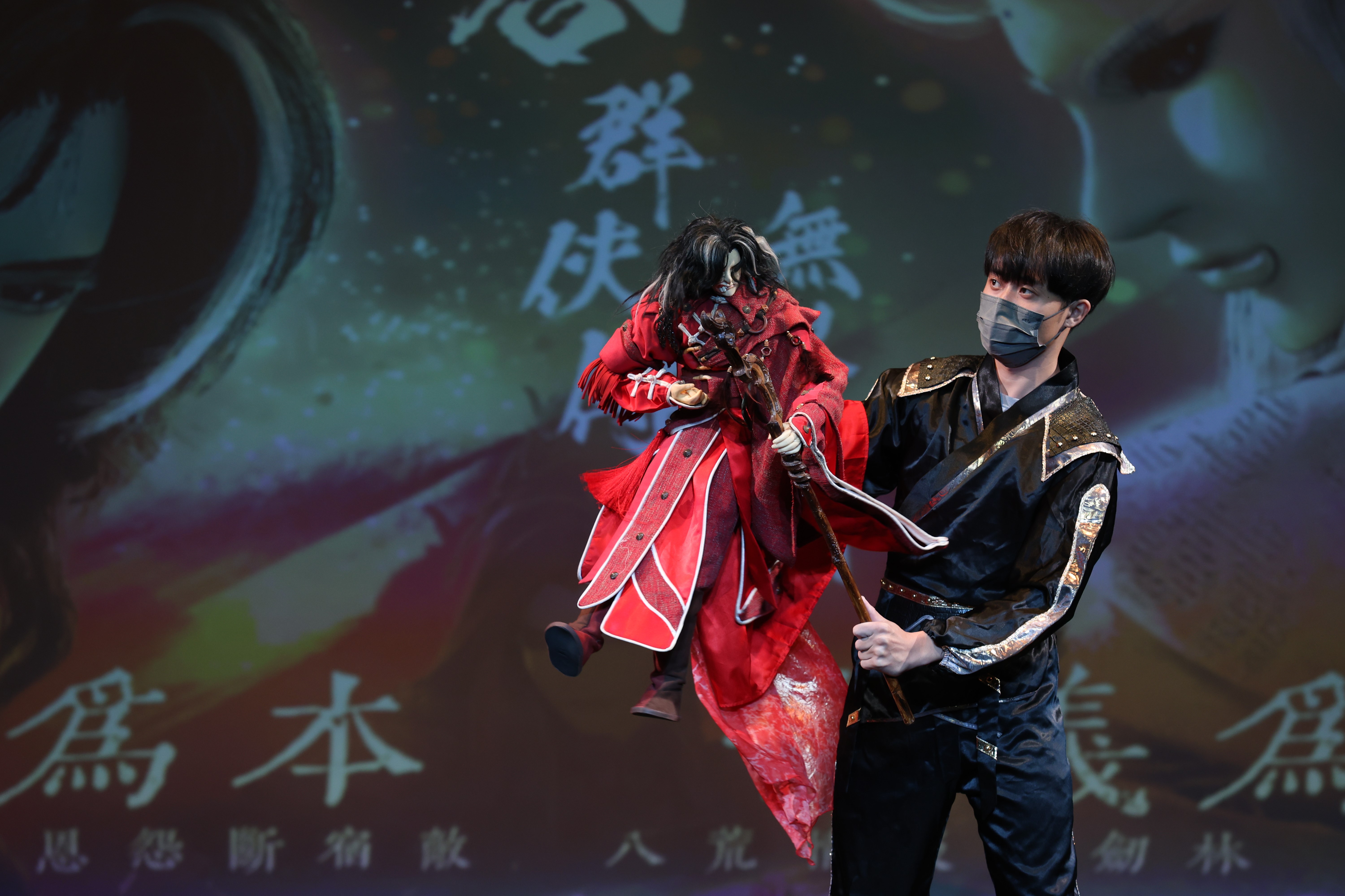 金光多媒體國際有限公司操偶師黃佑任演出《六合群俠傳 無界之鑰》經典人物秘雕。圖/傳藝中心提供
