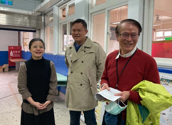 老圃造園工程公司董事長蔡秀瓊(右)投入磺溪改造工程。圖為他參與士東國小合作計畫系列講座。圖/蔡秀瓊提供