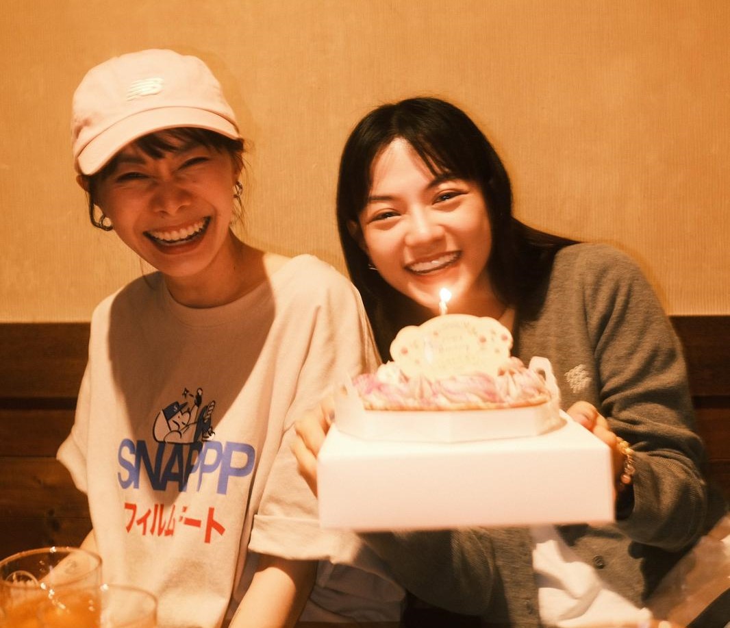 演員姚愛寗宣布加入金曲歌后鄭宜農創辦的公司「邊走邊聽」，兩人從好友變成老闆與藝人的關係，日前還相約為姚愛寗慶生。圖/邊走邊聽提供 