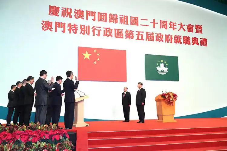 習近平將在1220前後赴澳門，出席澳門回歸25周年慶典暨第六屆澳門政府就職典禮，圖為5年前習近平（右）前往澳門。圖／取自中國共產黨新聞網