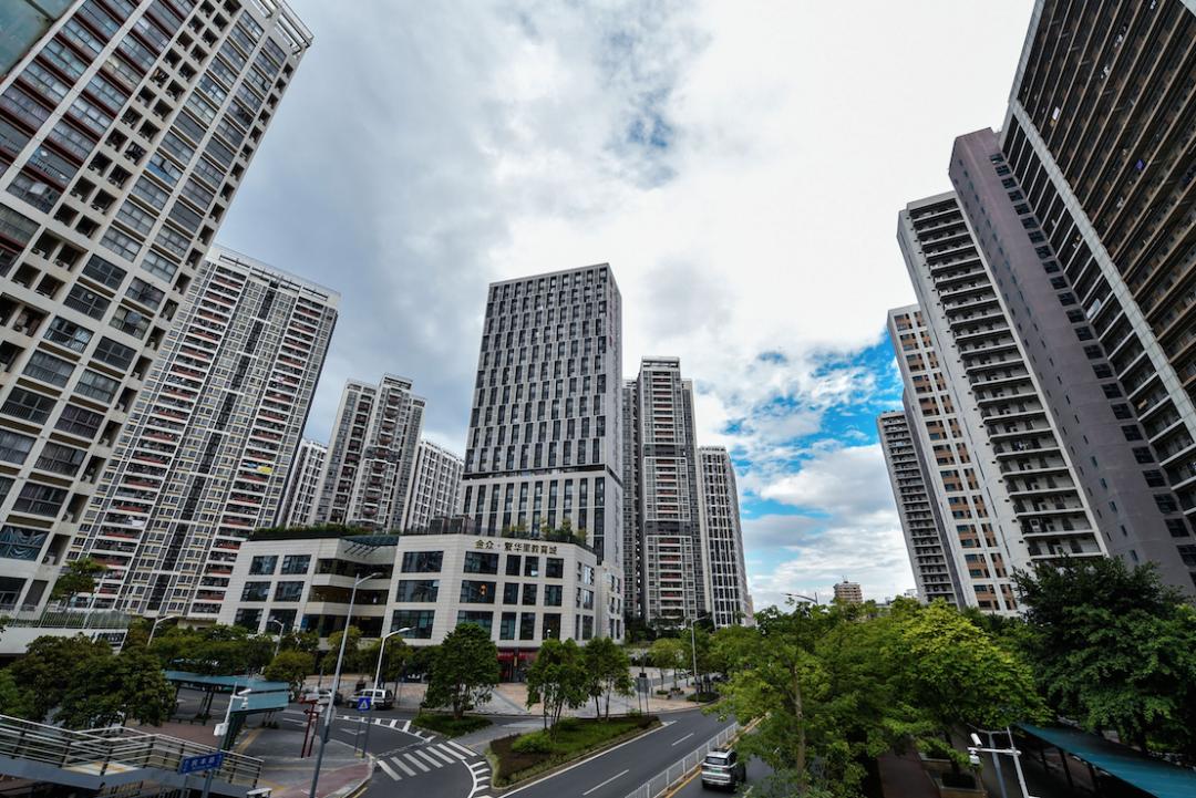 普拉薩德對中國經濟前景表示擔憂，他指出，中國經濟目前存在很多弱點，包括欠佳的人口結構、搖搖欲墜的房地産市場、國內外投資者信心惡化以及缺乏新的增長模式等等。圖/取自新華社