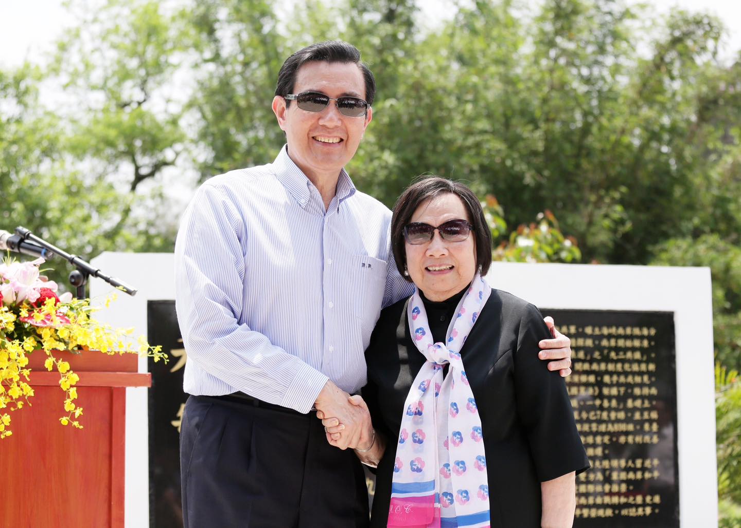 台泥公司榮譽董事長辜振甫夫人辜嚴倬雲(右)4日以105歲高齡辭世，前總統馬英九(左)發長文感懷。圖/取自馬英九臉書