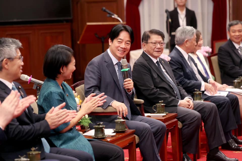 10月底起各省市的「信賴之友會」陸續前往總統府，與總統賴清德見面，圖為桃園市「信賴之友會」上周赴府參觀，賴親口提到，「有人選可向黨中央建議」。圖／取自社團法人桃園市信賴台灣之友會臉書