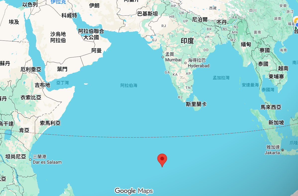 位於印度洋中部迪戈加西亞島(紅點所在)的英美軍事聯合基地,今早接獲伊朗中程飛彈攻擊訊號,不過一枚未擊中,一枚遭聯軍發射攔截彈攔截,但是否成功未知。圖/取自Google Maps