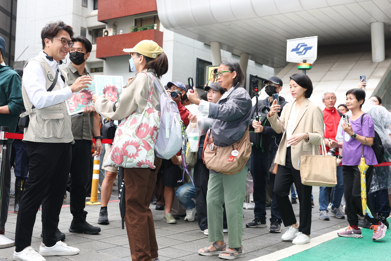【蔡威快評】名人站台應援　誰上「樂隊花車」？　