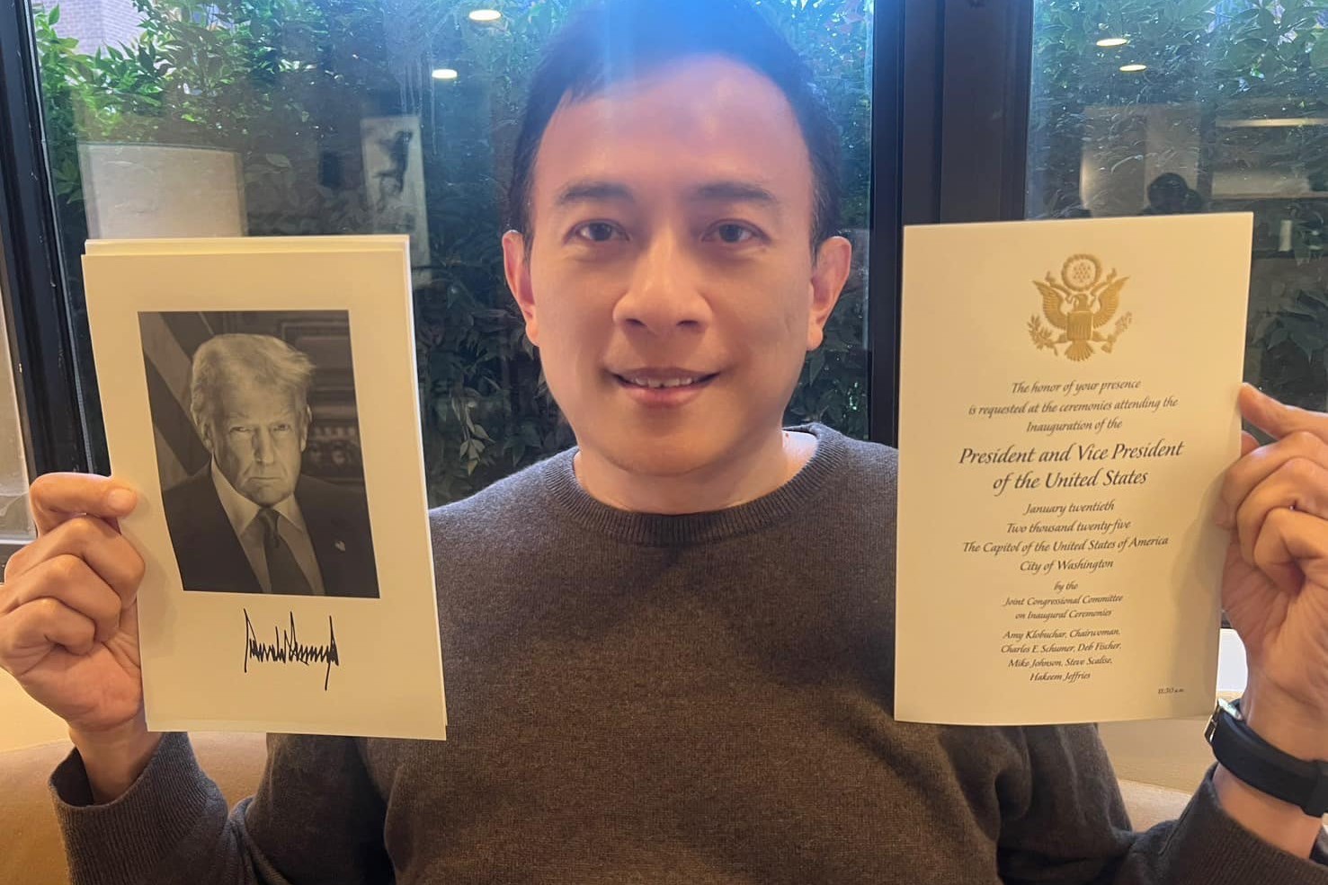 資深媒體人彭文正23日接受《梅花新聞網》跨海專訪。圖為彭文正分享2025年1月20日美國總統川普就職典禮邀請函。圖/取自彭文正臉書