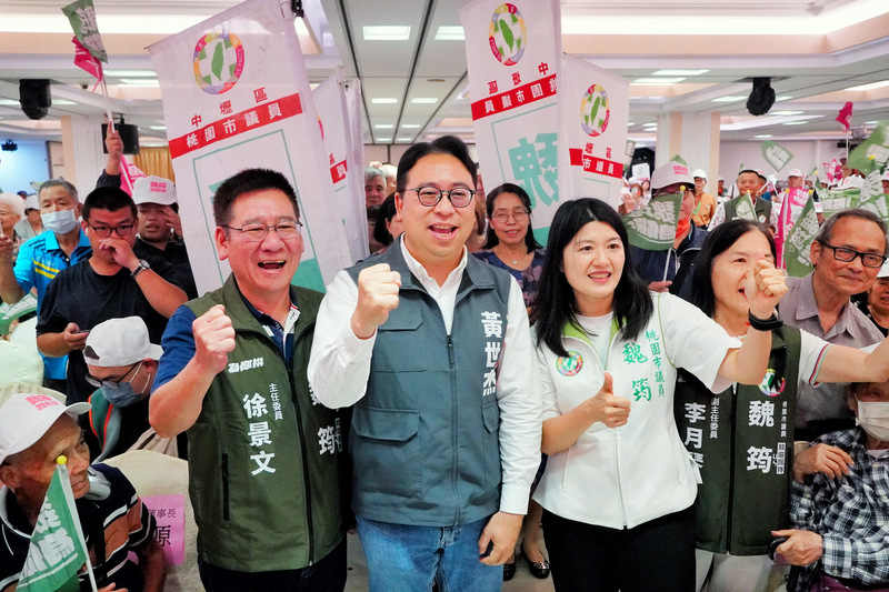 TPOC第三期對桃園市長選情民調,增列了「不認識候選人」一項,其中顯示中間選民「不認識」比例較高。圖為民進黨桃園市長候選人黃世杰(左2)尋求地方支持。圖/中央社