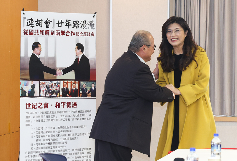 鄭麗文在「連胡會」二十周年紀念活動上，和與會來賓握手致意。圖/中央社