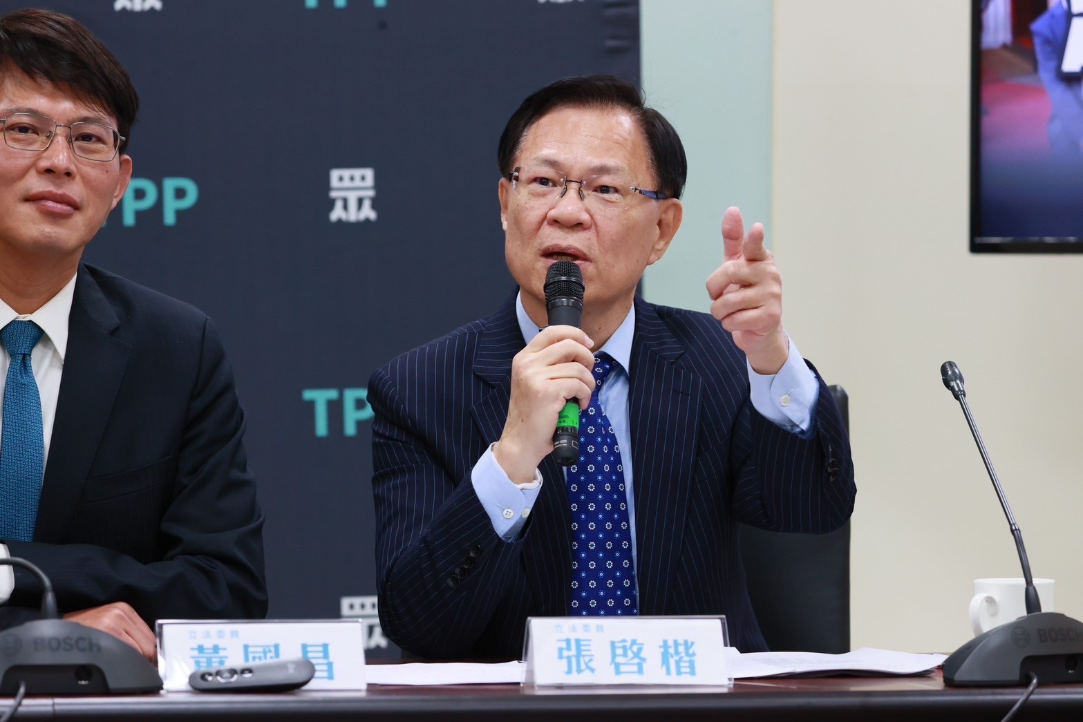 針對NCC暫緩收取海外網購3C的750元審查費，民眾黨團總召黃國昌(左)及副總召張啓楷11日表示，應該是不收而不是暫緩。圖/民眾黨團提供