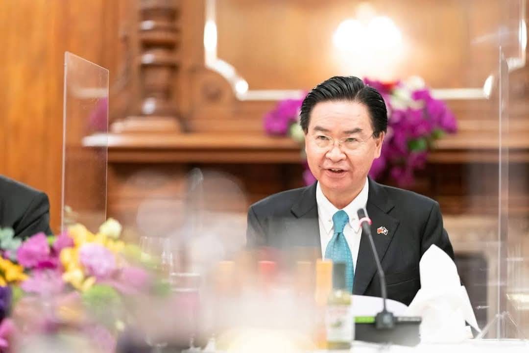 國安會祕書長吳釗燮擔任外長時的助理何仁傑涉共諜案，11日遭收押禁見。資料照。圖/取自外交部臉書