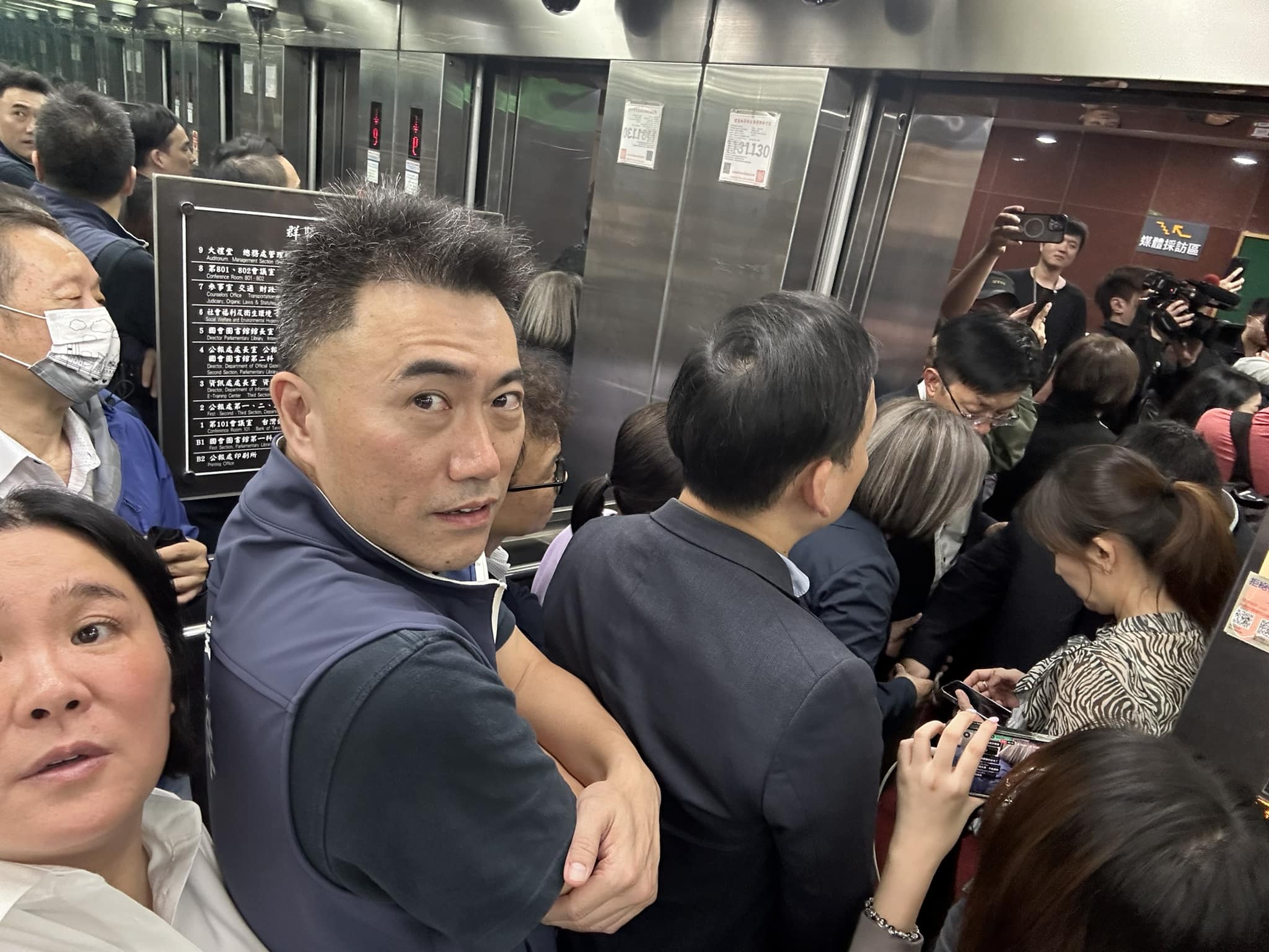 立法院財政委員會4日審查財劃法，深夜11點多，綠委擋住電梯不讓藍委下樓，藍委一臉無奈。圖／取自陳玉珍臉書