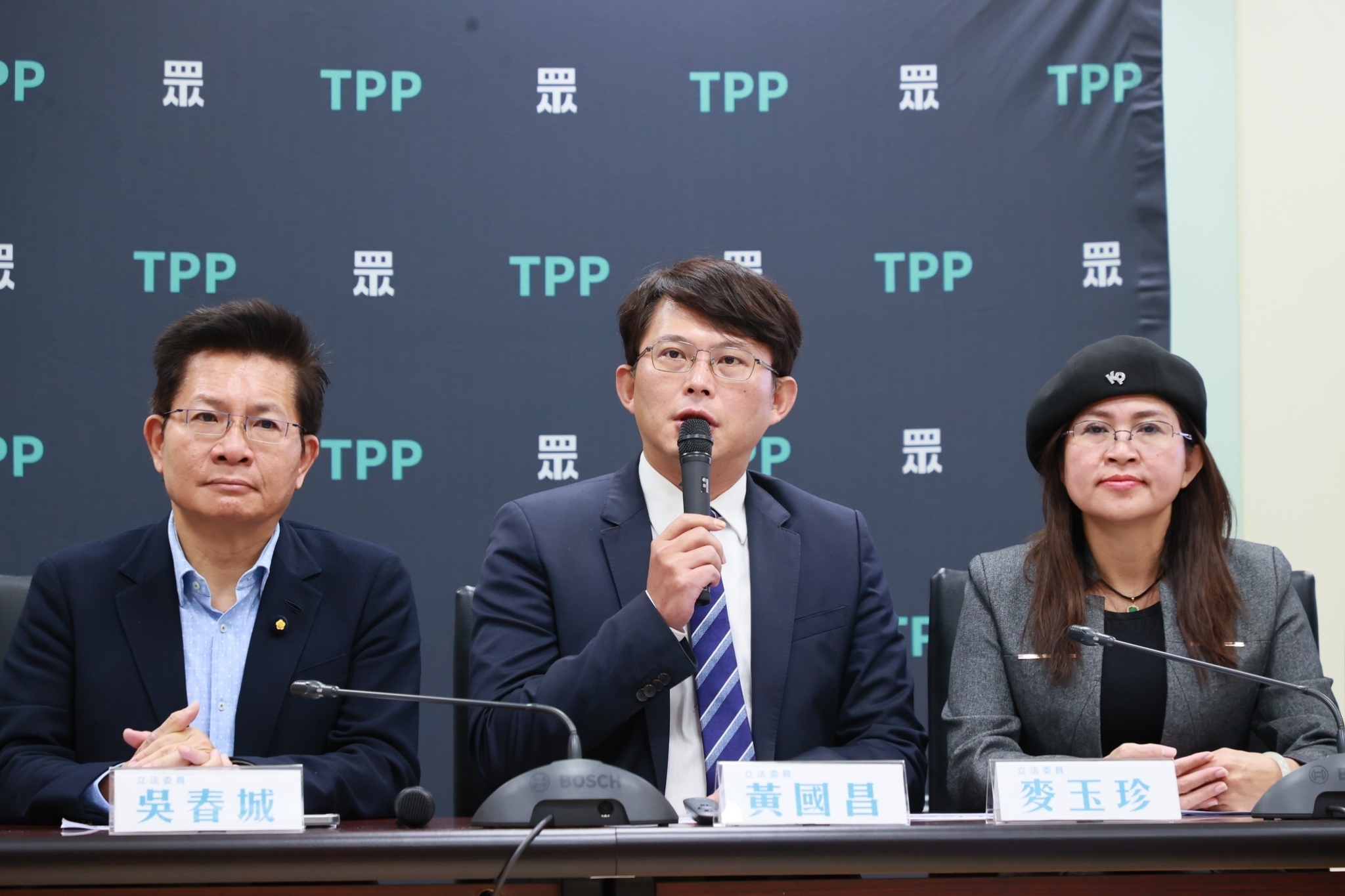 民眾黨總召黃國昌（中）8日表示，已在立法院會提出議案，要求NCC組織法立即生效實施，以及排審考試院人事。左為民眾黨副總召吳春城，右為民眾黨幹事長麥玉珍。圖／民眾黨團提供