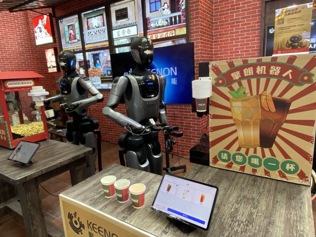 圖為去年7月世界人工智能博覽會上,機器人在櫃台內賣咖啡。圖/取自澎湃新聞