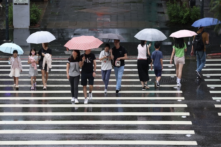 受颱風外圍環流影響，各地仍有降雨機會。圖/取自中央社