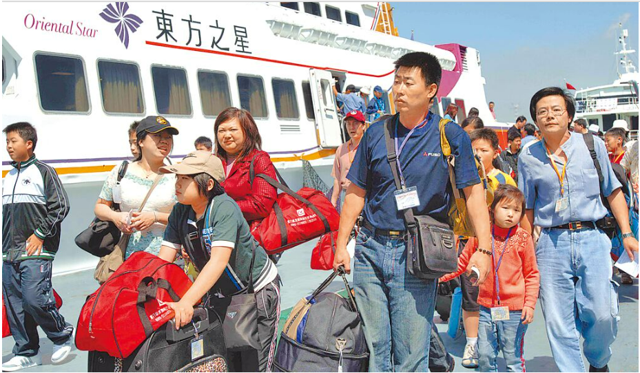 大陸28日只宣布開放陸客到馬祖觀光，並未開放金門觀光。圖為陸客經小三通到金門旅遊。圖/取自新華社