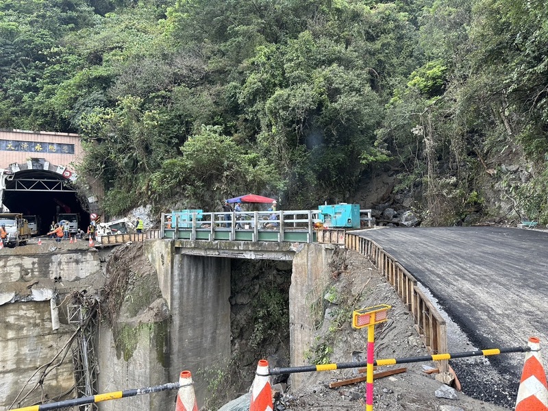 地震造成蘇花公路受損，嚴重影響花蓮交通與觀光。圖/中央社