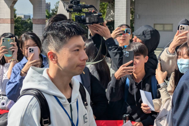 奧運六金王馬龍29日上午到訪陽明交通大學台北校區，因面無表情引粉絲熱議。圖/高陸攝